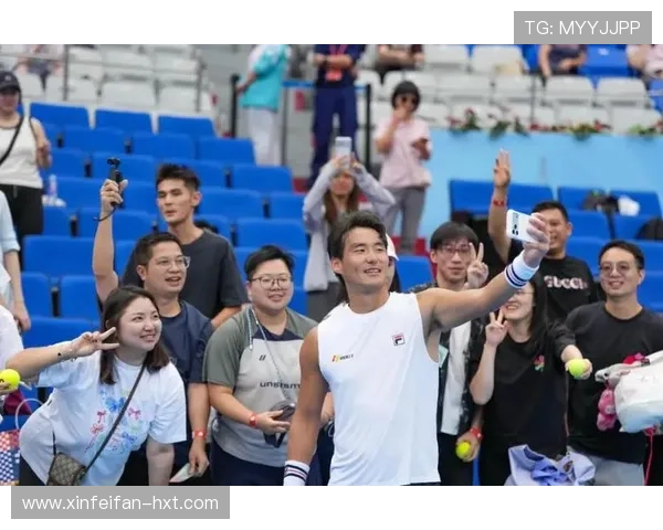 布克赛后与模仿者中国布克亲密合影赠送签名球衣展现友谊与支持 布克赛后与模仿者中国布克亲密合影赠送签名球衣展现友谊与支持